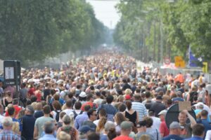 Pensionistas cántabros salen a la calle para denunciar las comisiones bancarias y exigir sus derechos