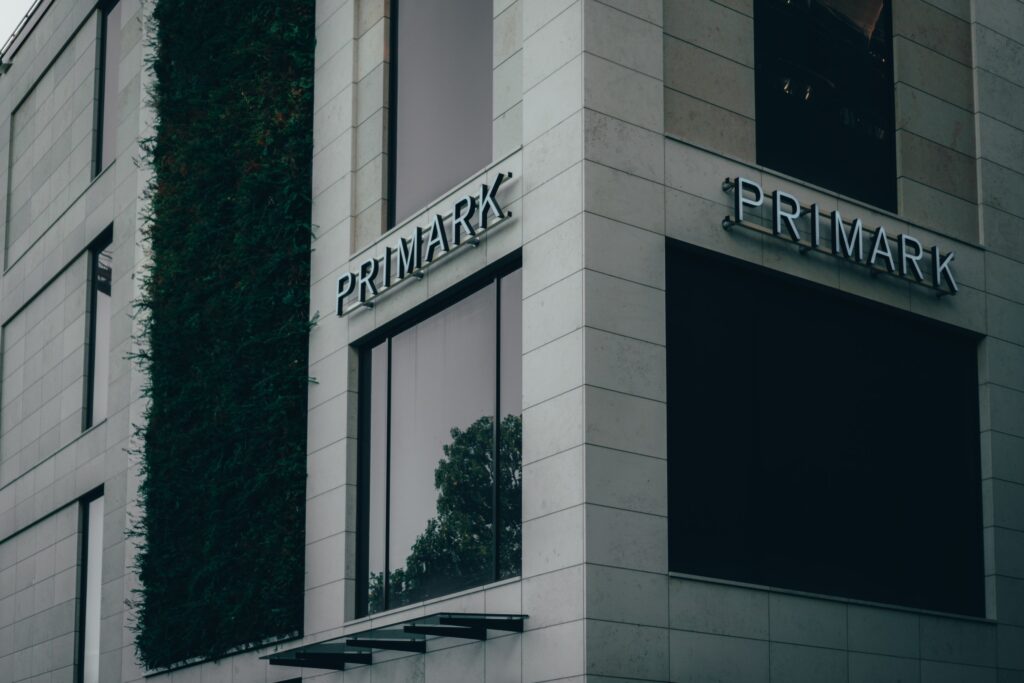 Primark aumentará los salarios de los trabajadores entre un 19% y un 23% en los próximos tres años.