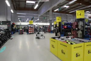 Interior de una tienda de Decathlon. fuente- wikimedia