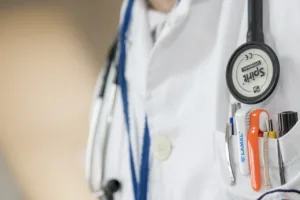 Joven sin titulación se hace pasar por médica durante siete meses