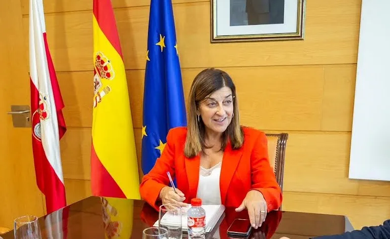 La presidenta de Cantabria, María José Sáenz de Buruaga, durante la reunion con FUNIBER | Foto: Gobierno de Cantabria